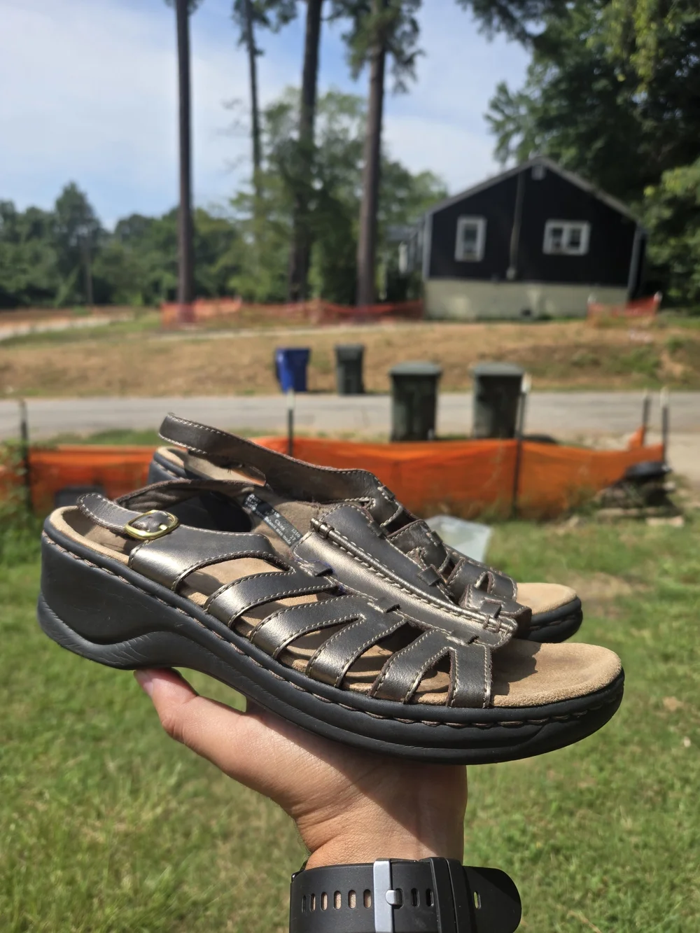Clarks pairs adjustable slingback